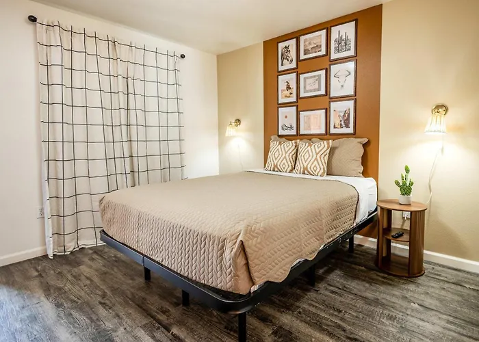 The Tolleson - Modern I-10 Access Apartment Cashion