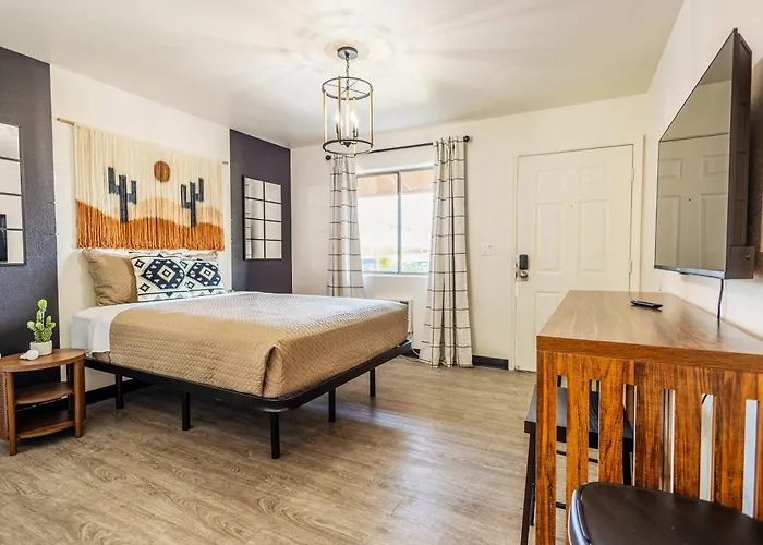 The Tolleson - Modern I-10 Access Apartment