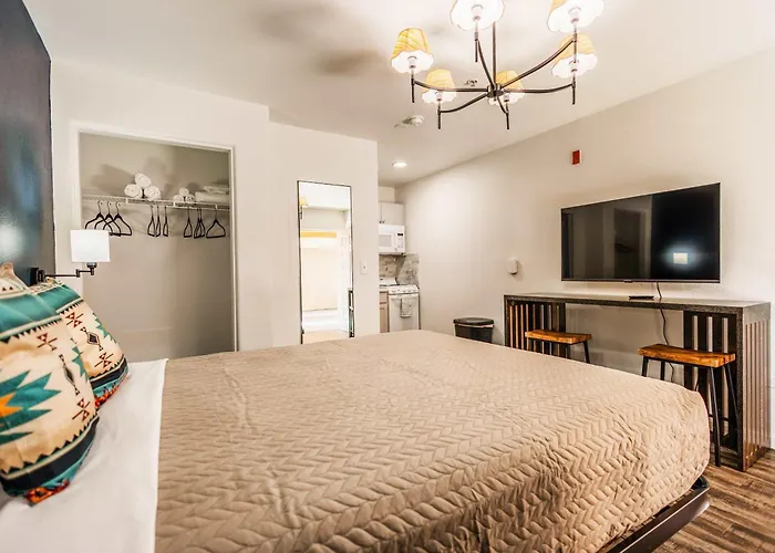 The Tolleson - Modern I-10 Access Apartment