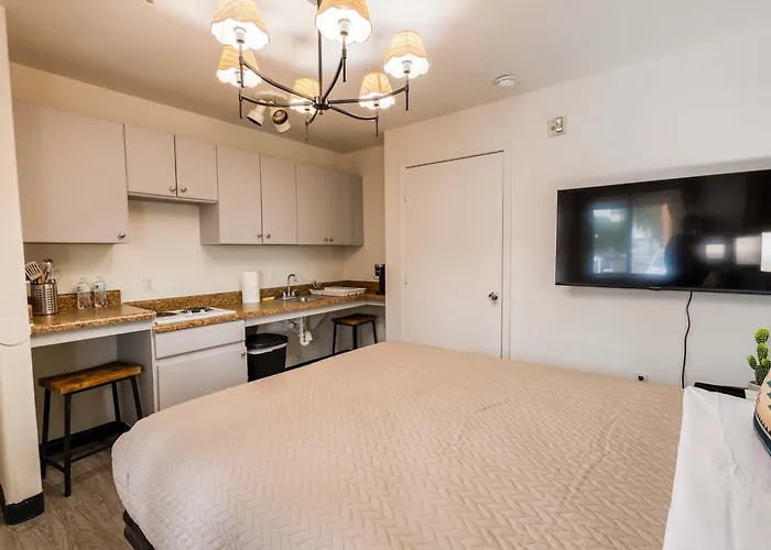 The Tolleson - Modern I-10 Access Apartment *