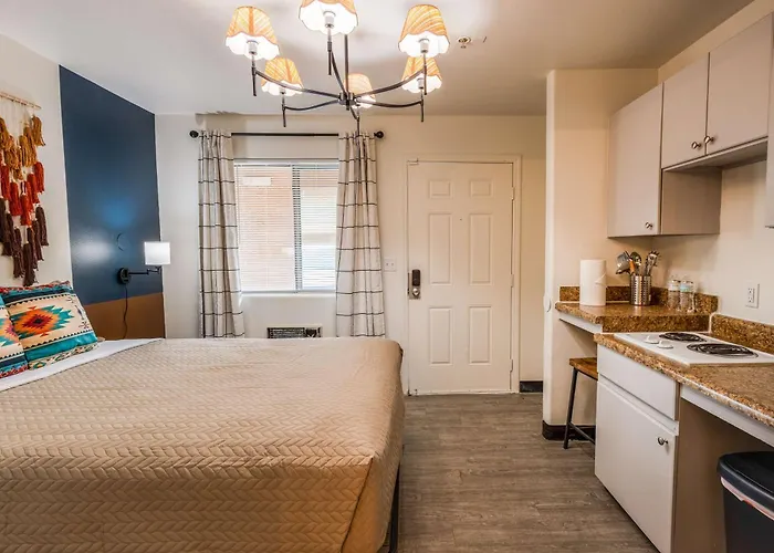 The Tolleson - Modern I-10 Access Apartment Cashion