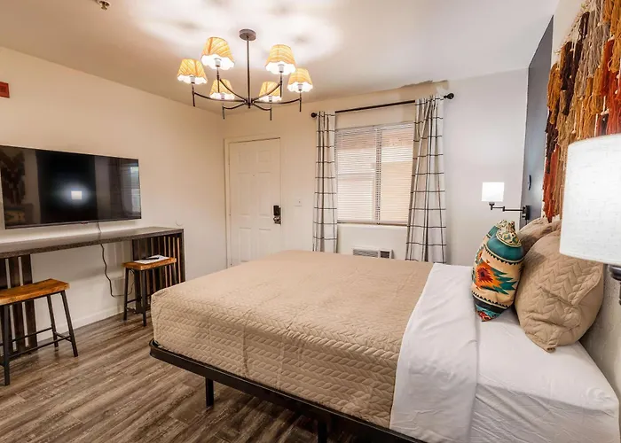 The Tolleson - Modern I-10 Access Apartment Cashion