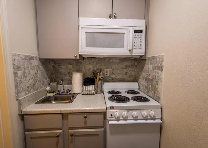 The Tolleson - Modern I-10 Access Apartment Cashion