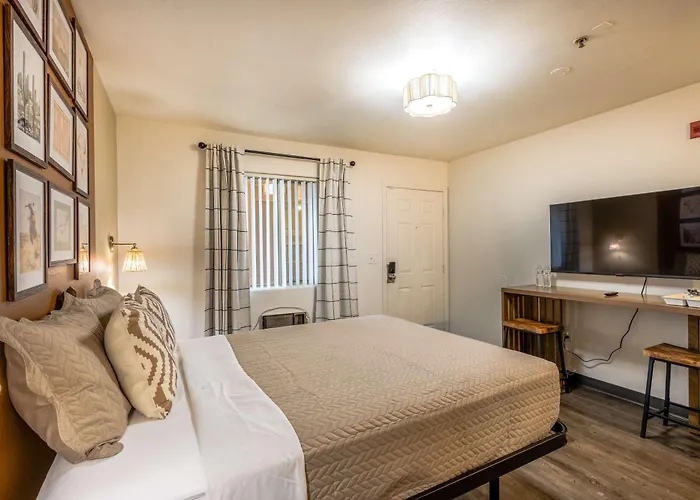 The Tolleson - Modern I-10 Access Apartment