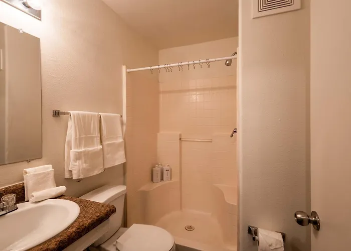 The Tolleson - Modern I-10 Access Apartment Cashion