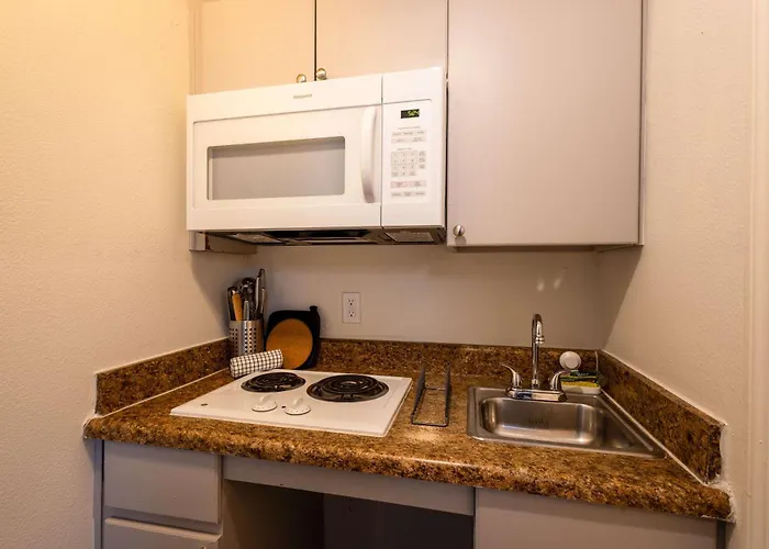 The Tolleson - Modern I-10 Access Apartment *