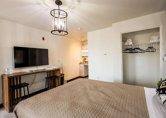 The Tolleson - Modern I-10 Access Apartment Cashion