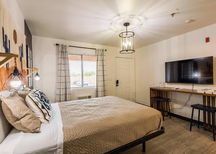 The Tolleson - Modern I-10 Access Apartment *